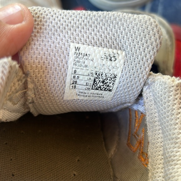 2 pair of New balance sneakers - Picture 10 of 10